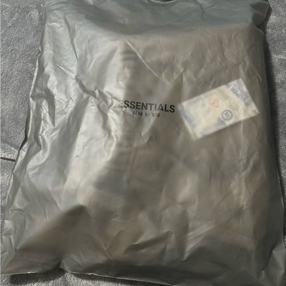 Essentials short size L Beige color - Picture 5 of 5